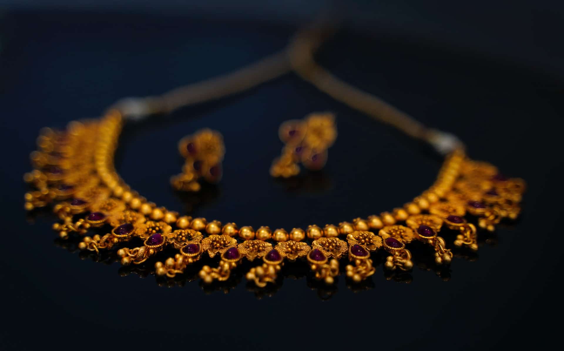 Gold jewelry, representing a husband's request for an unequal division of net family property
